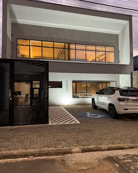 Fachada da sede do escritório na Rua Guatemala, 122, em Americana/SP, à noite, com as janelas iluminadas