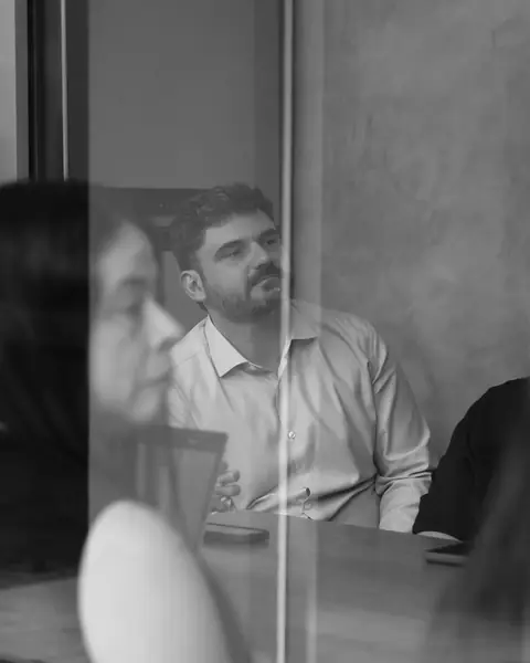 Integrantes da equipe reunidos na sala de reuniões da sede
